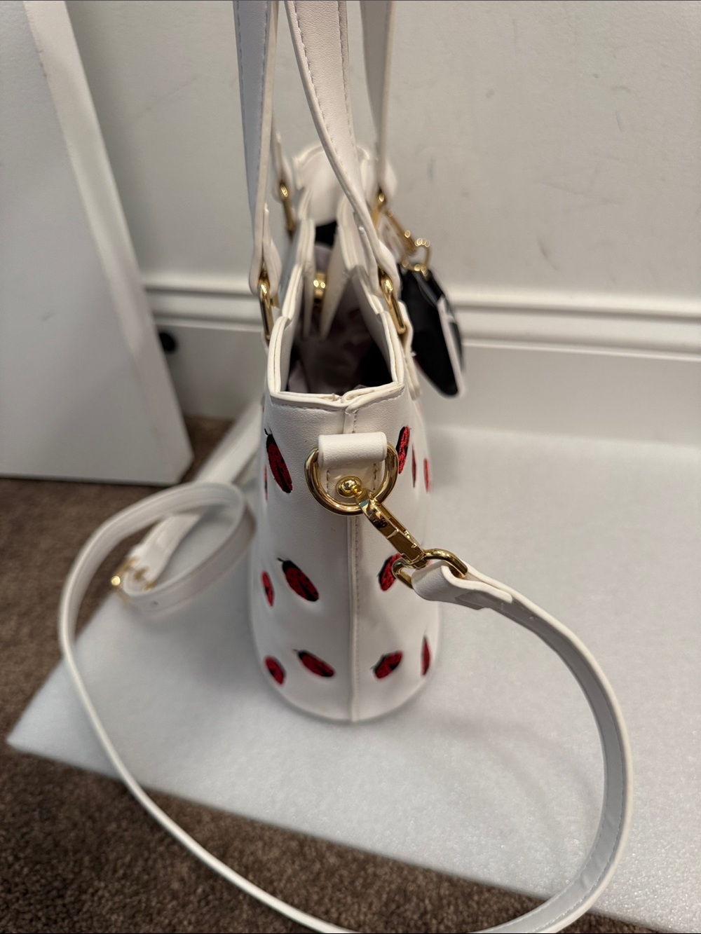 Betsey Johnson White swalloped Ladybug Crossbody Tote bag ladybug charm NWT - Picture 4 of 9